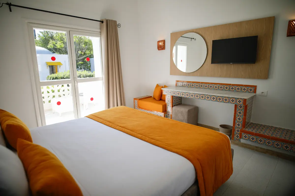 Bungalow avec décoration en zellige tunisien, lit double et terrasse privée à l'Hôtel Hammamet Beach, Hammamet Tunisie