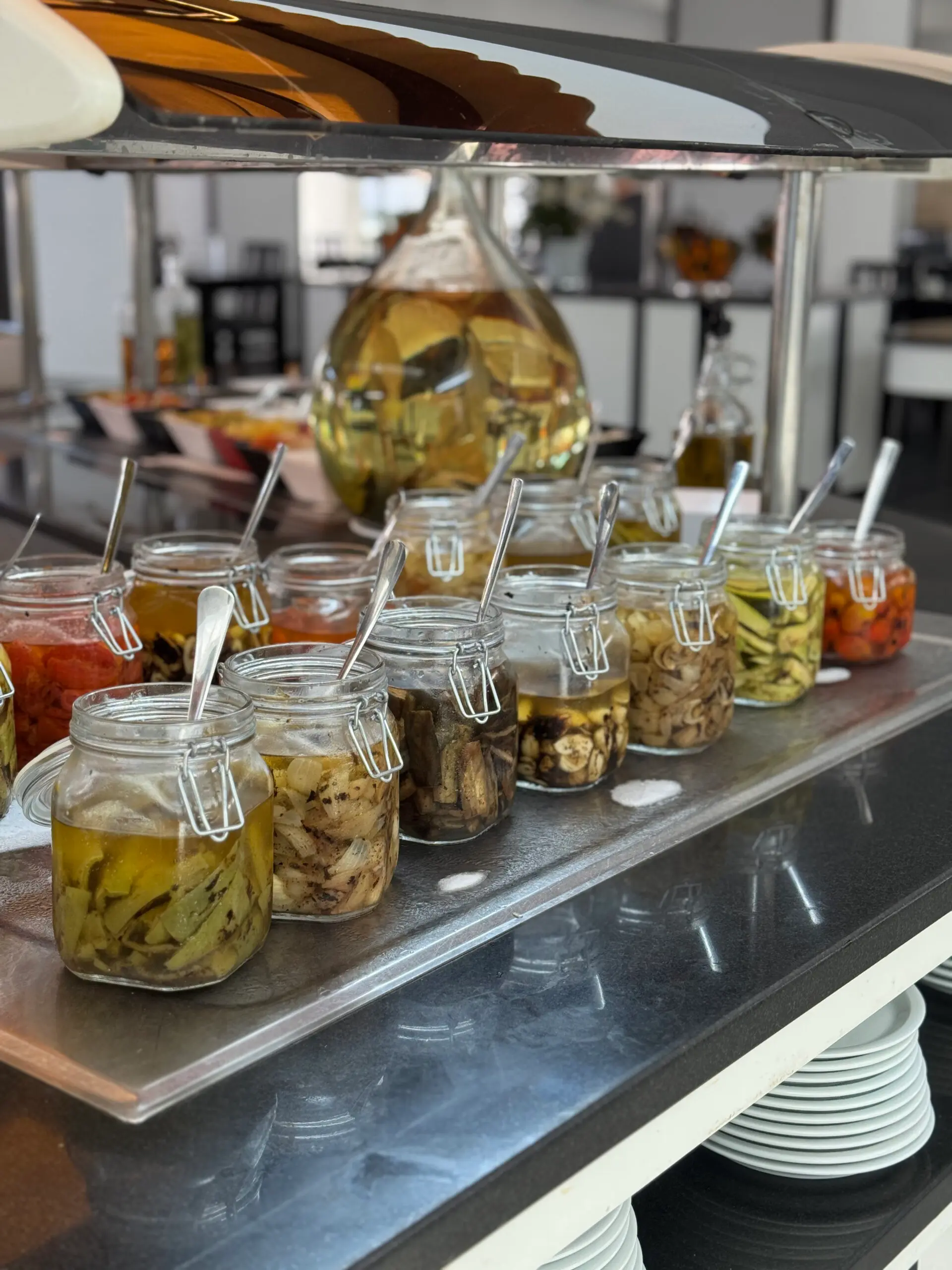 Bocaux de légumes marinés et pickles artisanaux au buffet du restaurant de l'Hôtel Hammamet Beach, Hammamet Tunisie