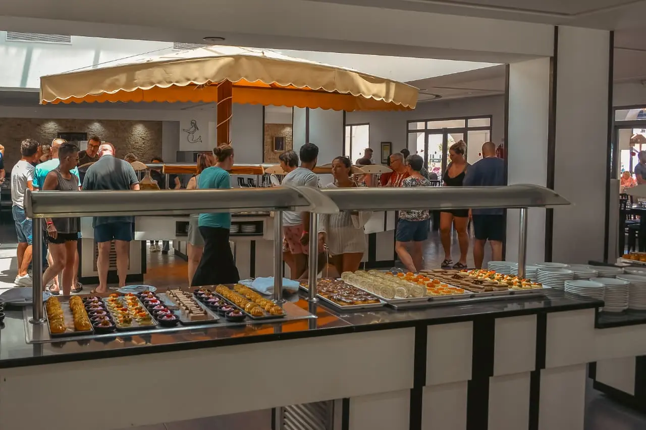 Buffet varié au restaurant de l'Hôtel Hammamet Beach avec pâtisseries et desserts