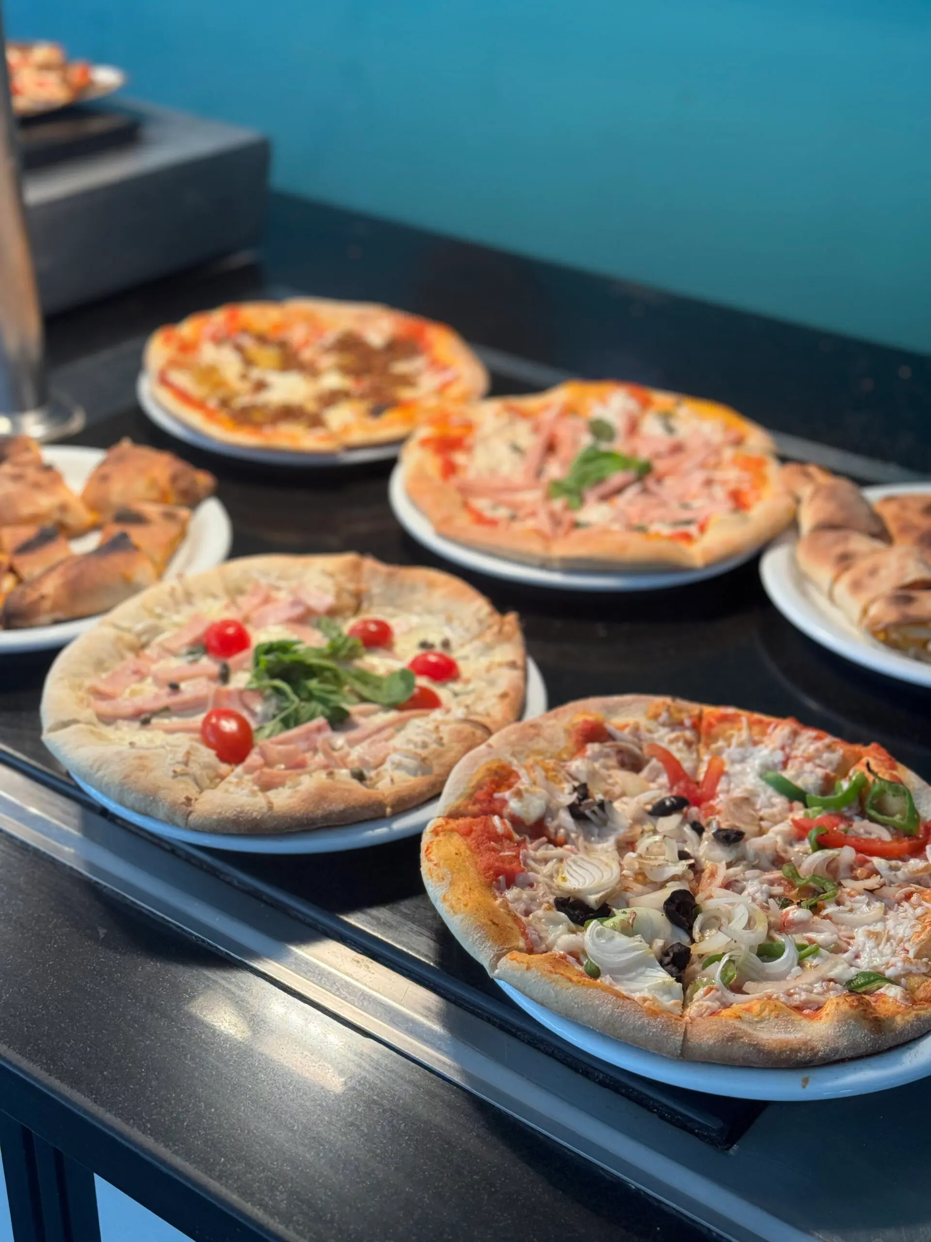 Buffet de pizzas fraîches et variées au restaurant de l'Hôtel Hammamet Beach, Hammamet Tunisie
