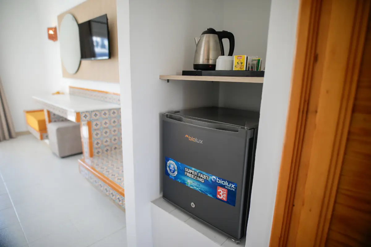 Minibar et bouilloire inclus dans le bungalow de l'Hôtel Hammamet Beach, Hammamet Tunisie