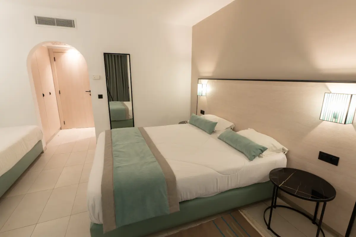 Chambre rénovée avec arche tunisienne et lit double vert sauge à l'Hôtel Hammamet Beach, Hammamet Tunisie