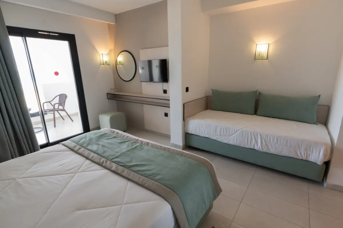 Chambre rénovée familiale avec lit double, lit simple et balcon à l'Hôtel Hammamet Beach, Hammamet Tunisie