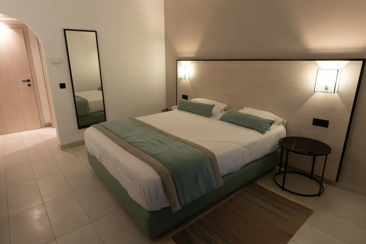 Chambre rénovée avec lit double et ambiance chaleureuse à l'Hôtel Hammamet Beach, Hammamet Tunisie
