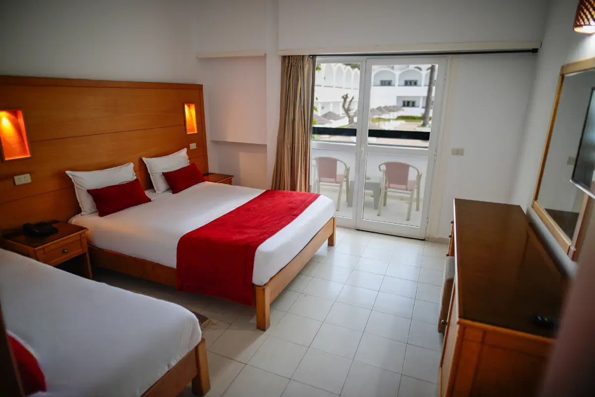 Chambre standard avec deux lits et balcon à l'Hôtel Hammamet Beach, Hammamet Tunisie