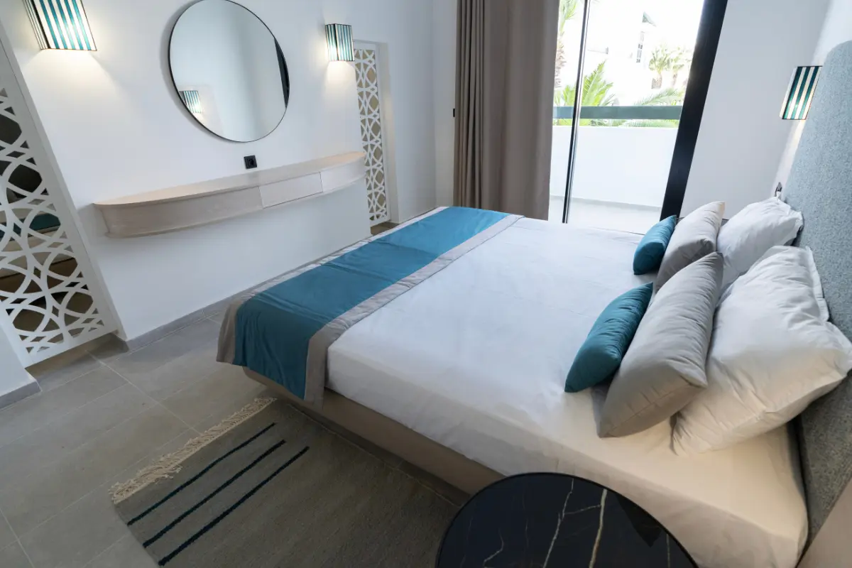 chambre-superieure-lit-balcon-palmiers-hammamet-beach