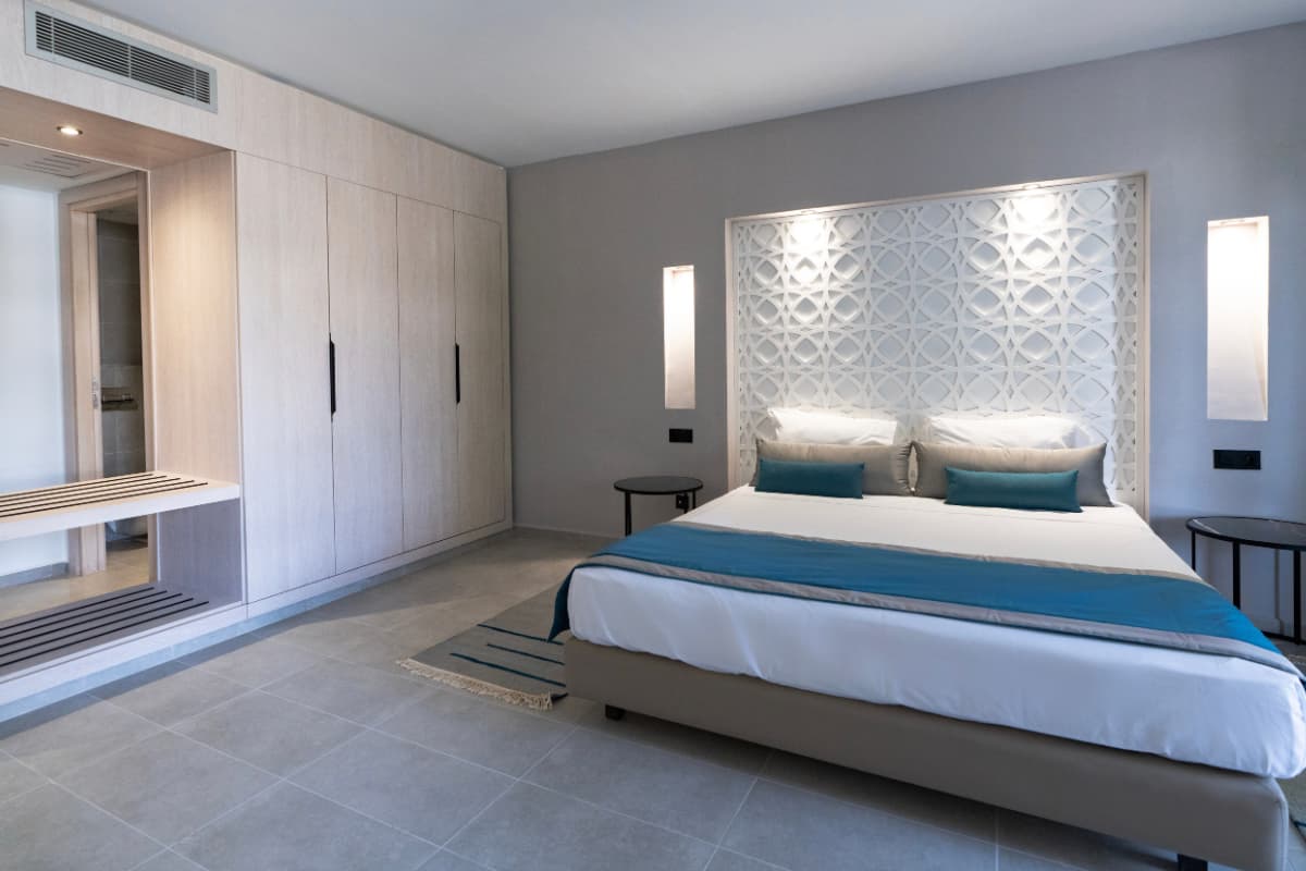Chambre supérieure avec tête de lit en moucharabieh rétroéclairé et dressing intégré à l'Hôtel Hammamet Beach, Hammamet Tunisie