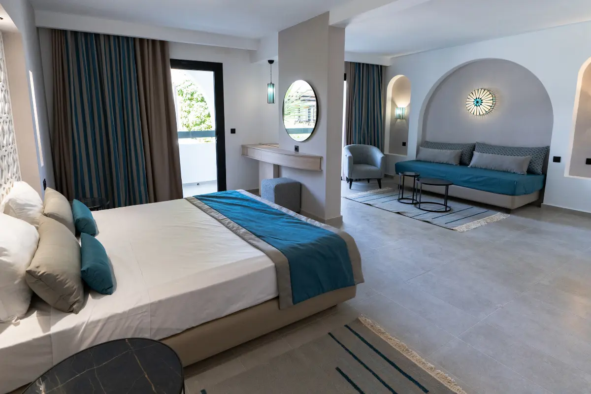 Chambre supérieure avec coin salon, balcon et arche tunisienne à l'Hôtel Hammamet Beach, Hammamet Tunisie