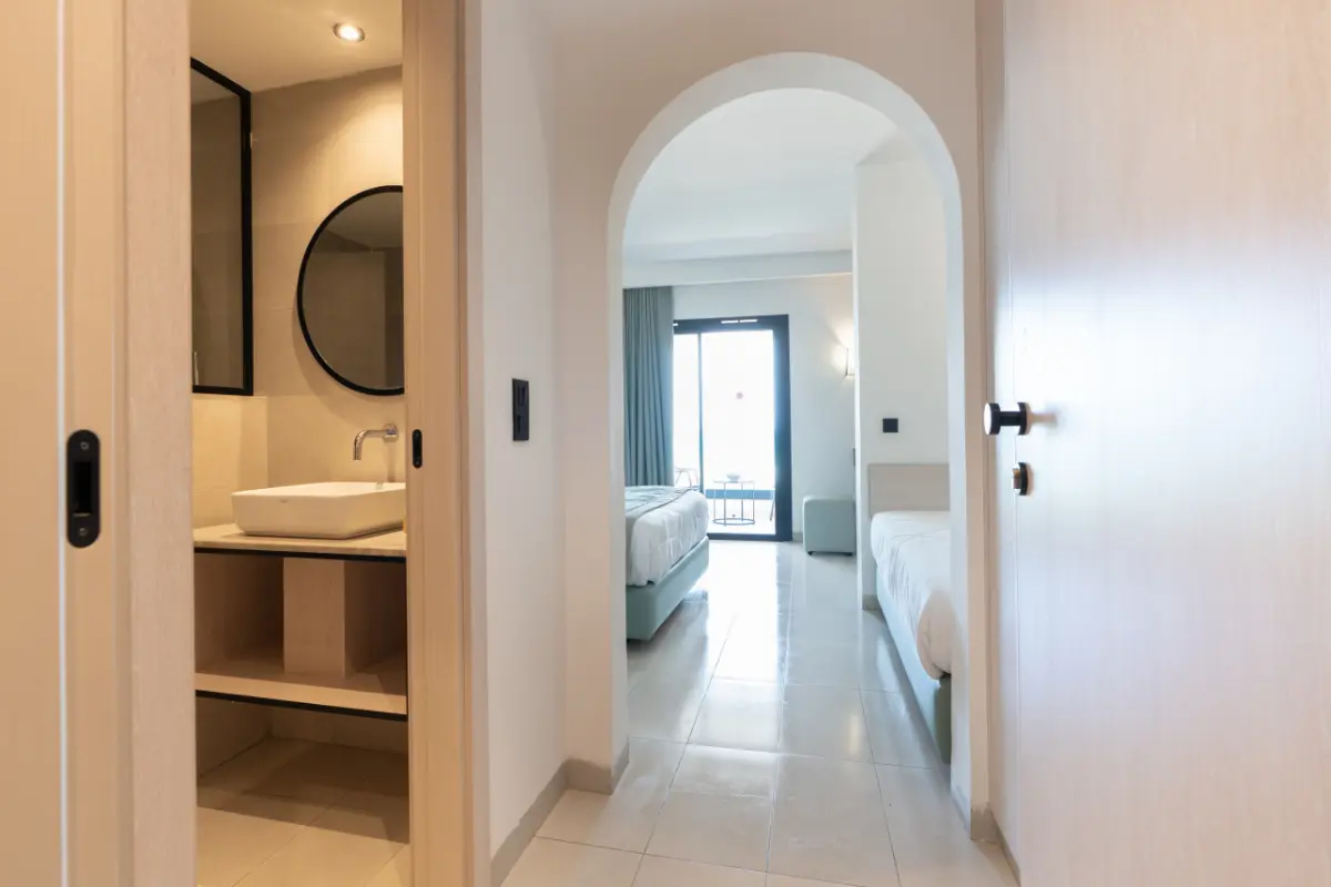 Entrée de la chambre rénovée avec couloir, salle de bain et arche tunisienne donnant sur le balcon à l'Hôtel Hammamet Beach, Hammamet Tunisie