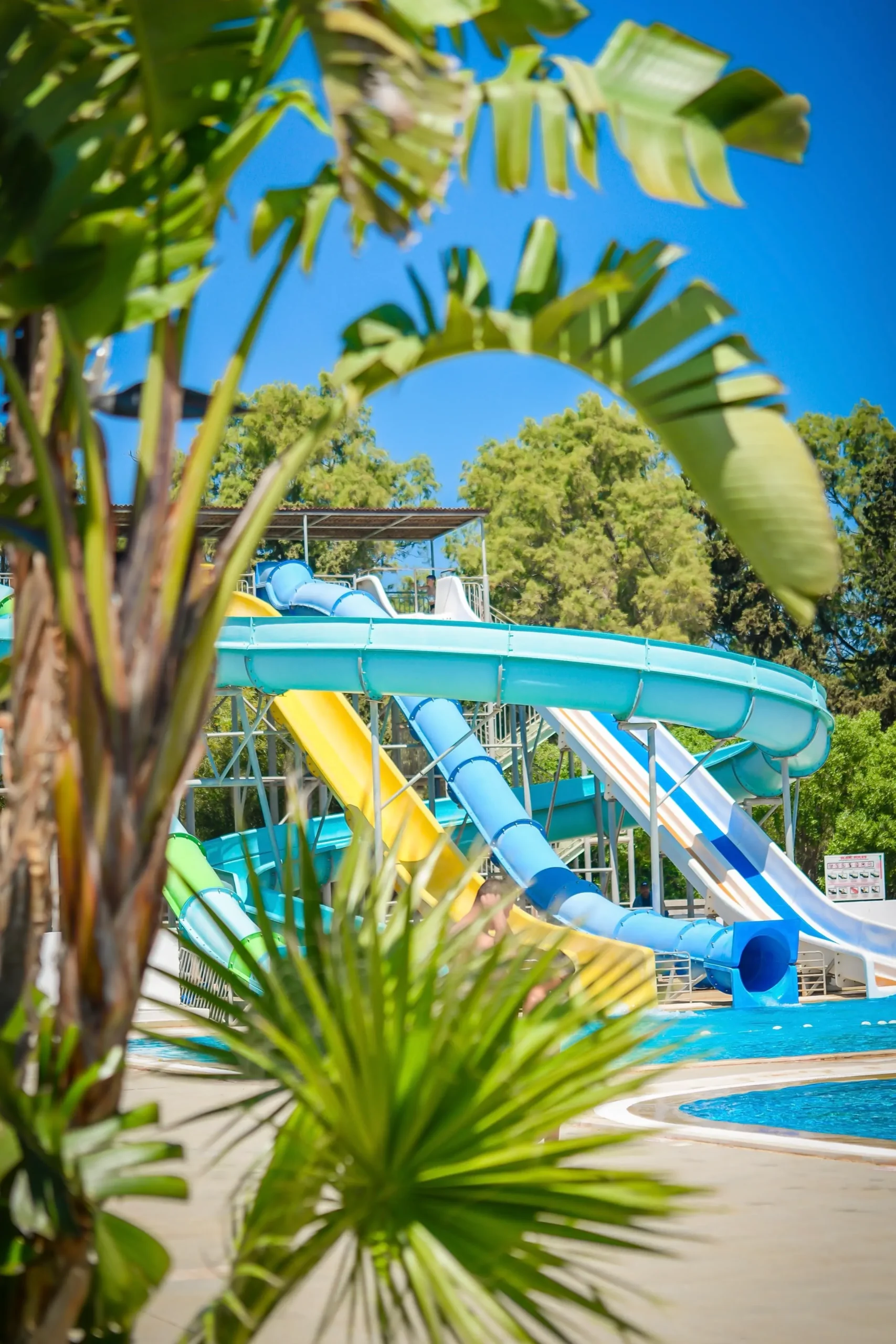 Parc aquatique avec toboggans colorés à l'Hôtel Hammamet Beach, activités enfants à Hammamet Tunisie