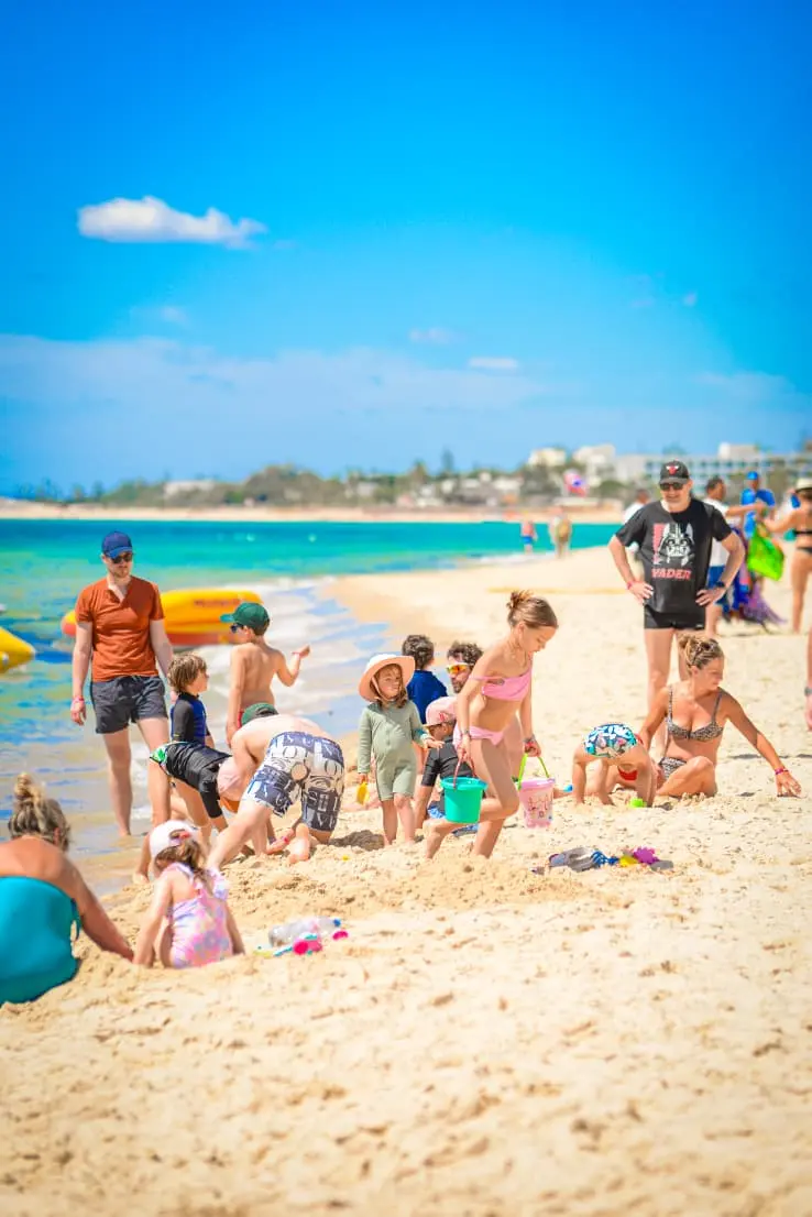 Familles et enfants jouant sur la plage de sable blanc de l'Hôtel Hammamet Beach, bord de mer à Hammamet Tunisie