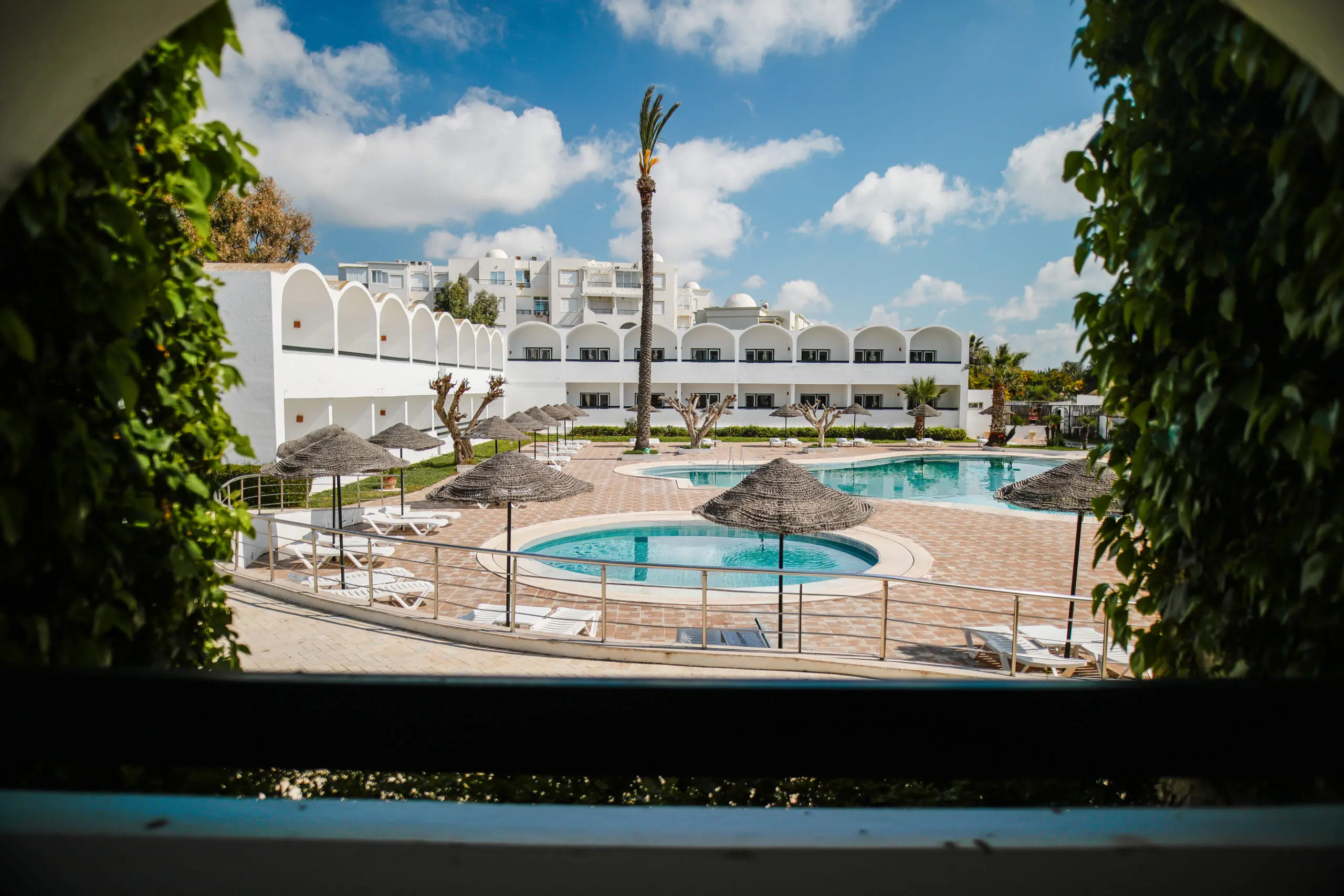 Vue depuis le balcon sur les piscines et la résidence blanche de l'Hôtel Hammamet Beach, Hammamet Tunisie