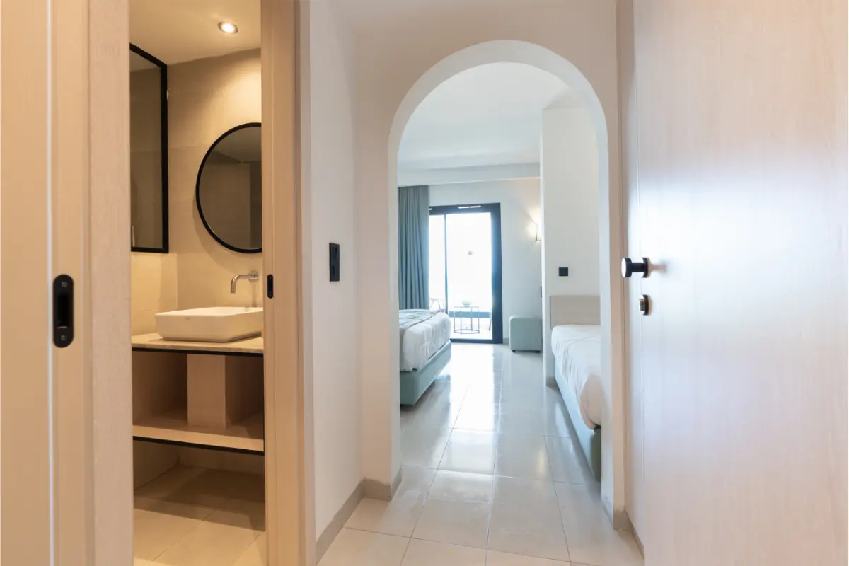 Chambre rénovée avec salle de bain moderne à l'Hôtel Hammamet Beach En Tunisie